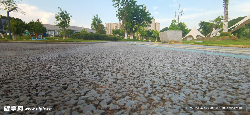 公园里碎石路面风景