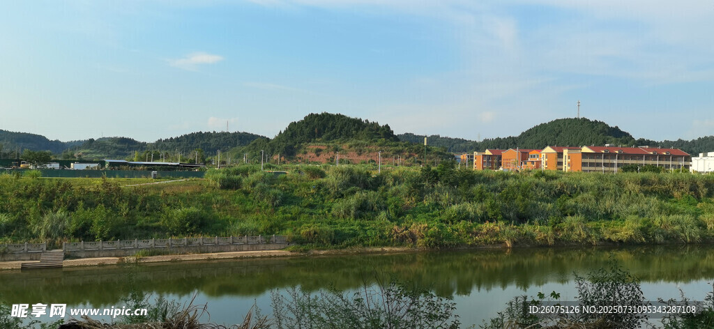 城市湖畔风光