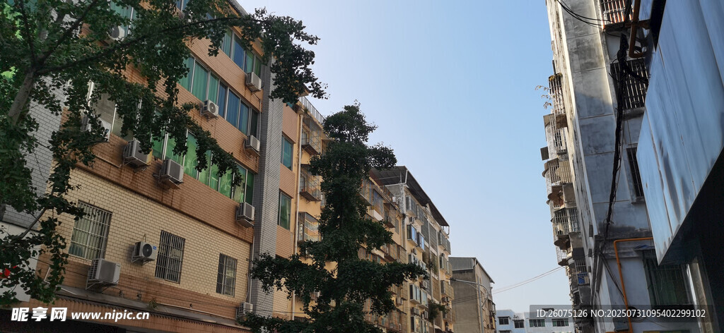 城市间的狭窄街巷景观