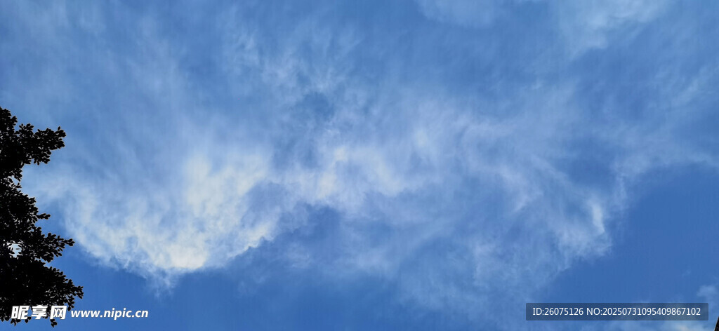 蓝天与稀疏白云景观