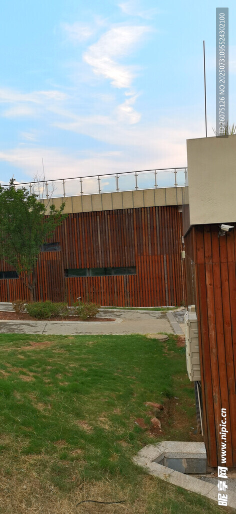 户外红墙建筑与草地景观