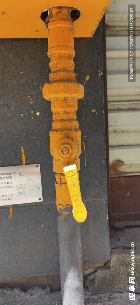黄色阀门管道特写