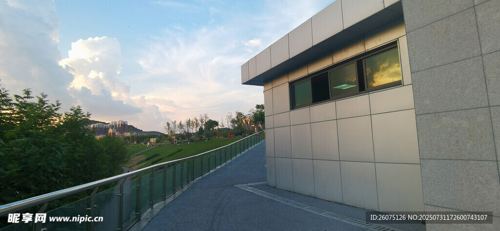现代建筑旁的户外步道