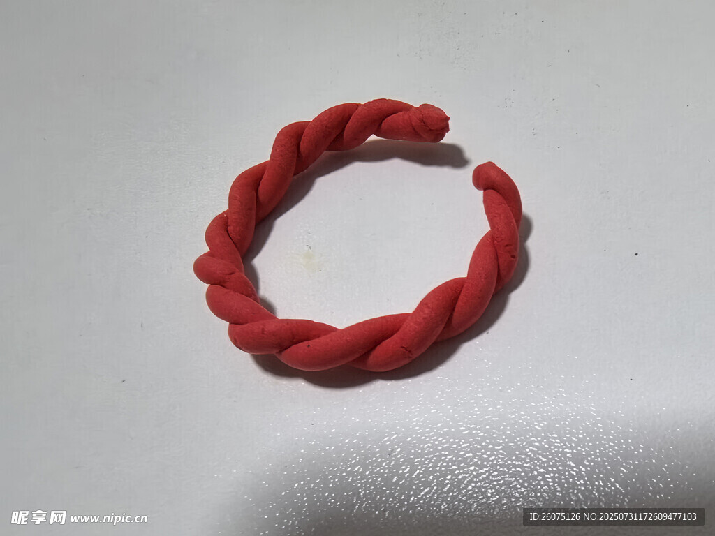 红色麻花状橡皮泥手环