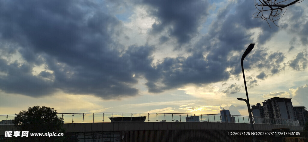 城市上空的壮丽云霞