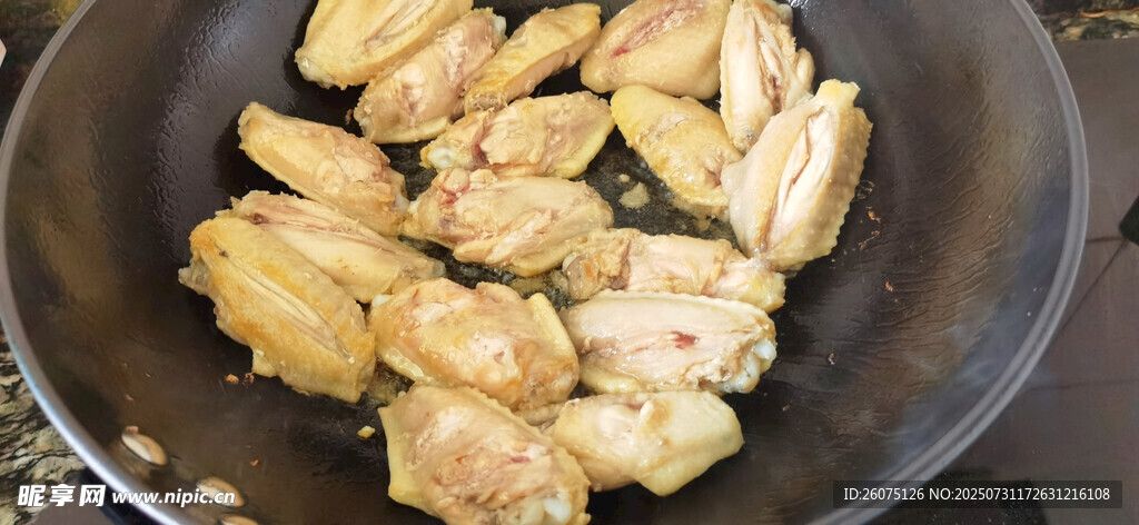 锅中煎制的美味鸡翅