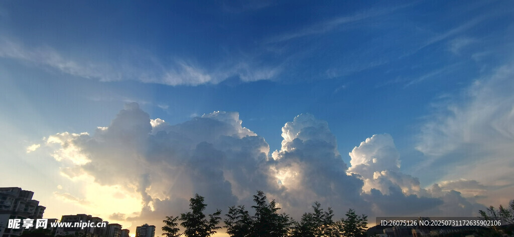 夕阳下的天际线景色