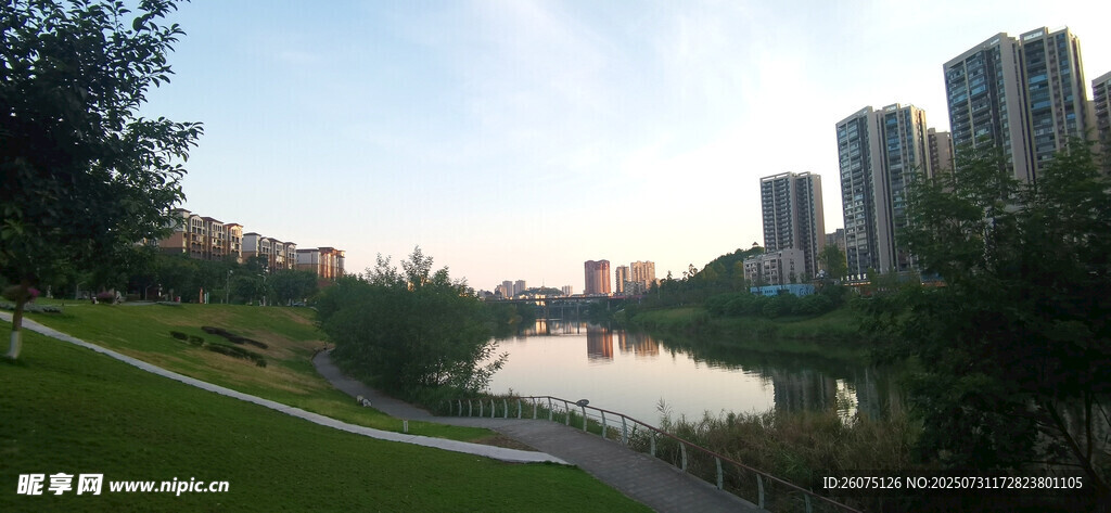 城市河畔绿意盎然景观