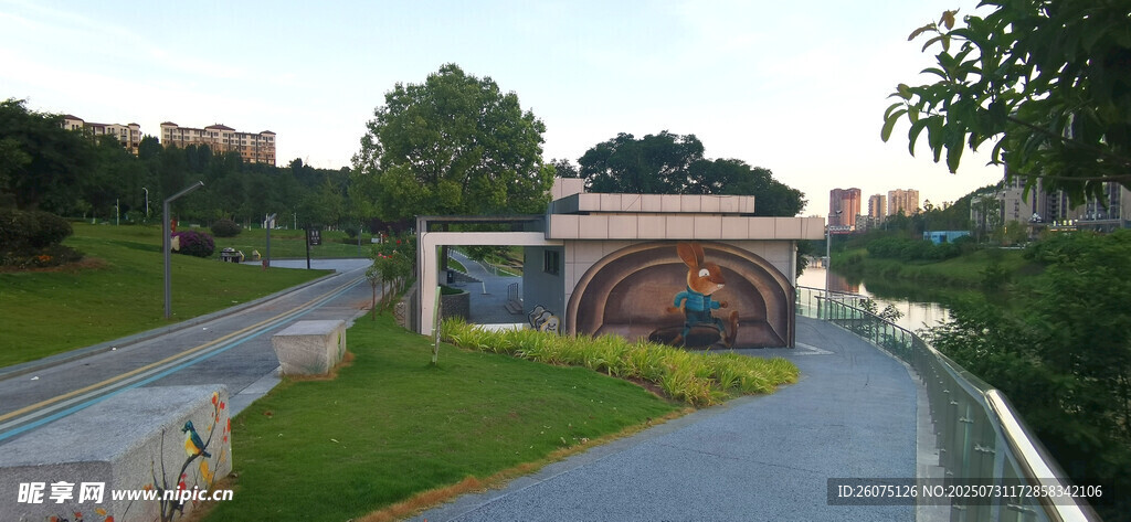 城市道路旁的彩绘景观墙