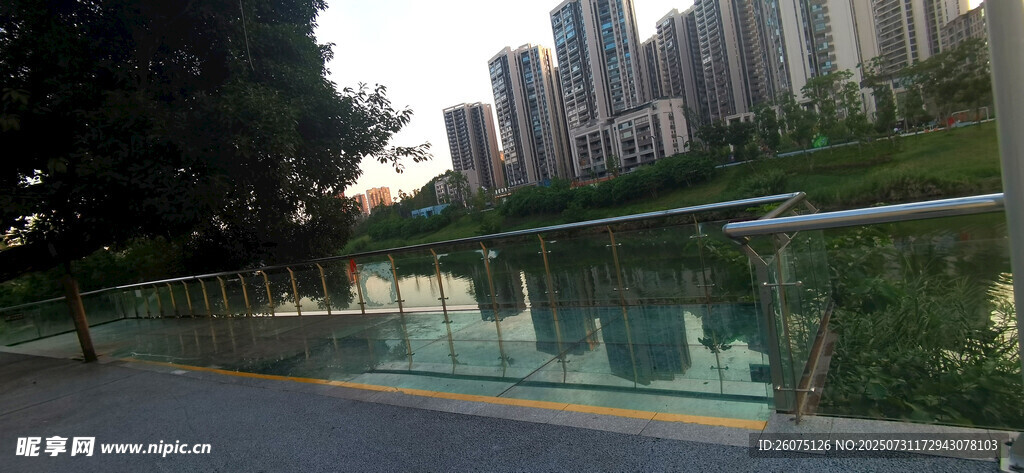 城市河畔玻璃景观台