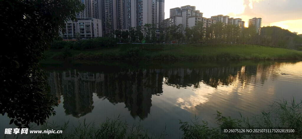 城市河畔黄昏美景