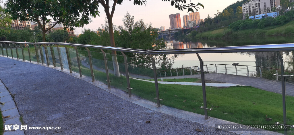 公园河边护栏旁的静谧步道