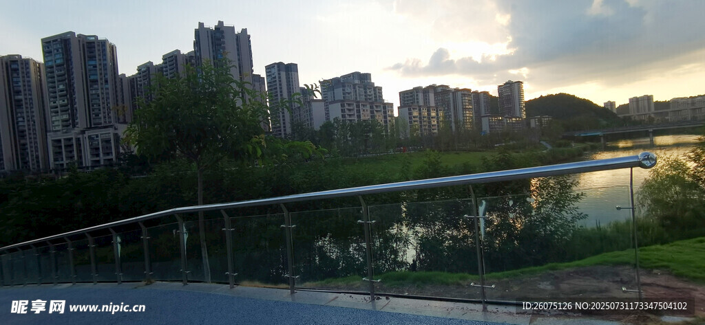 河畔城市建筑黄昏美景