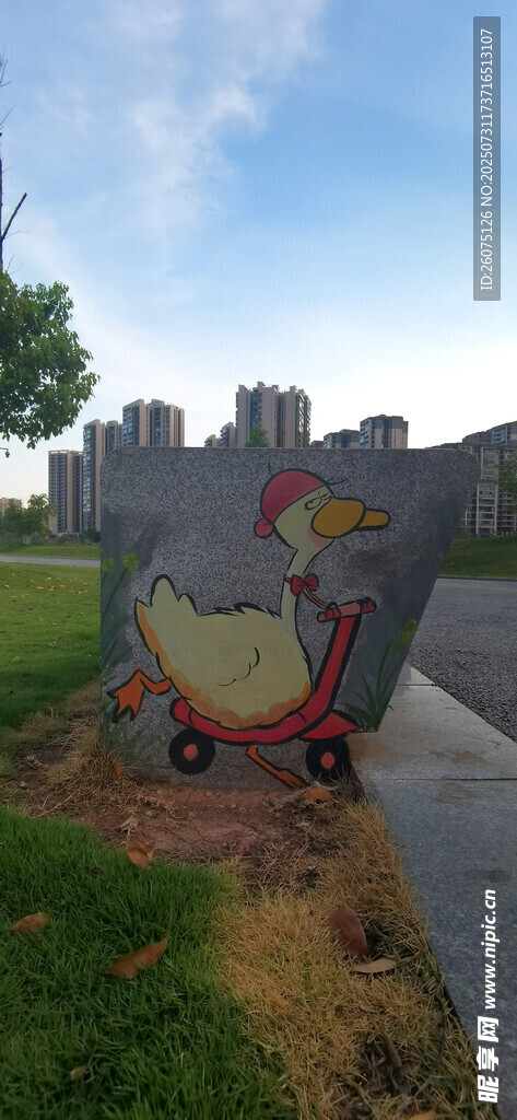 公园中的彩绘石凳与城市远景