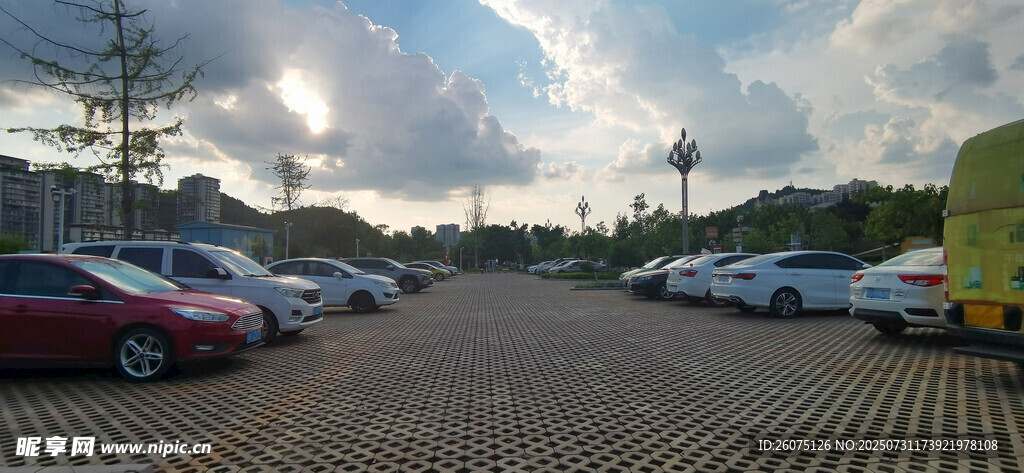 空旷停车场停放多辆汽车