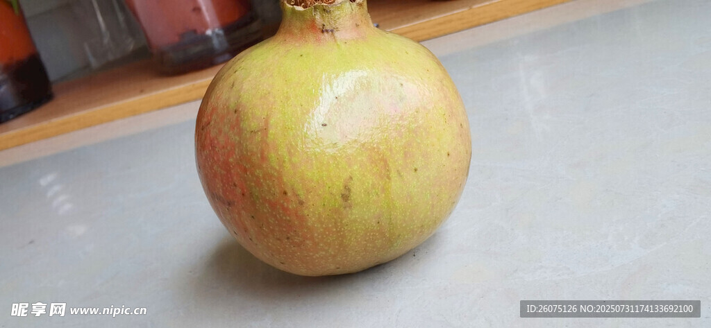 一颗新鲜黄皮石榴