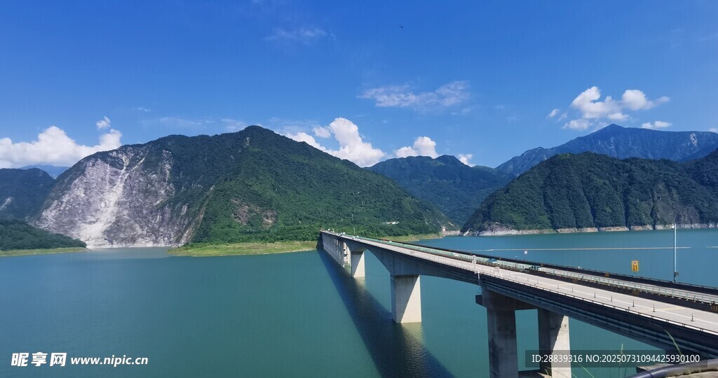 壮丽跨江大桥与山水美景紫坪铺水