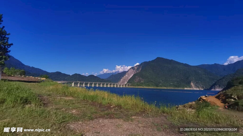 湖畔青山美景 紫坪铺水库