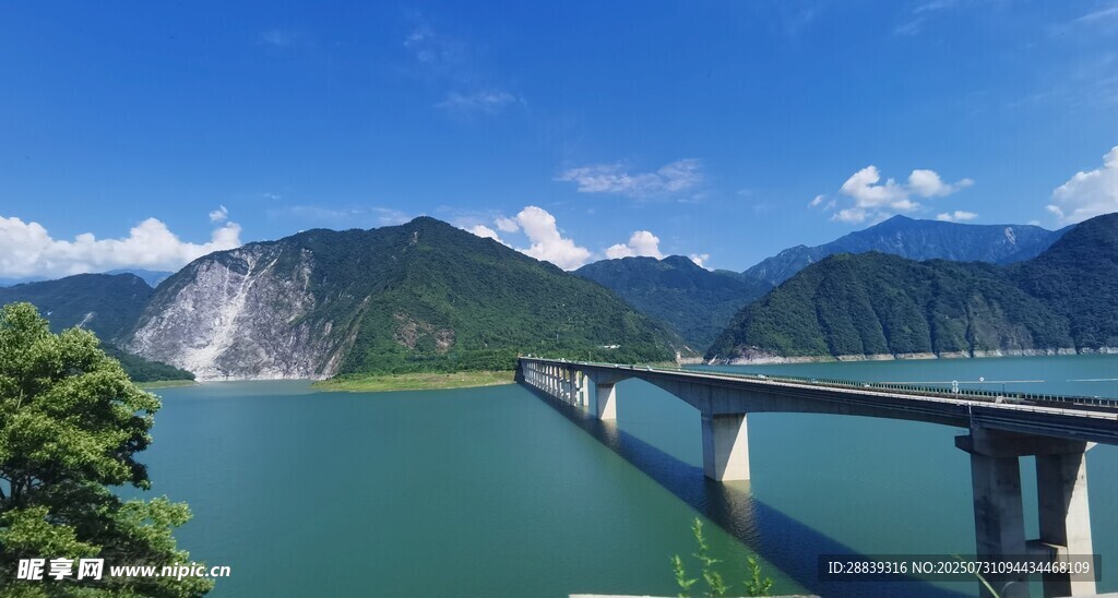 青山绿水间的跨江大桥紫坪铺