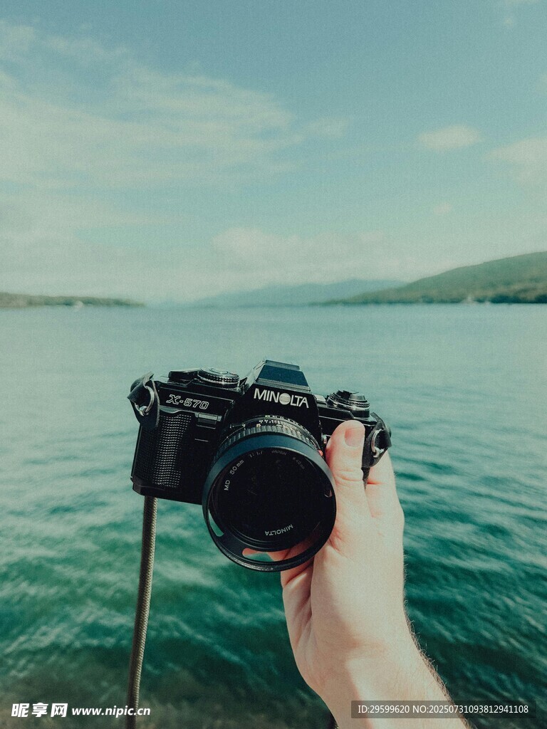 手持相机拍摄美丽湖景