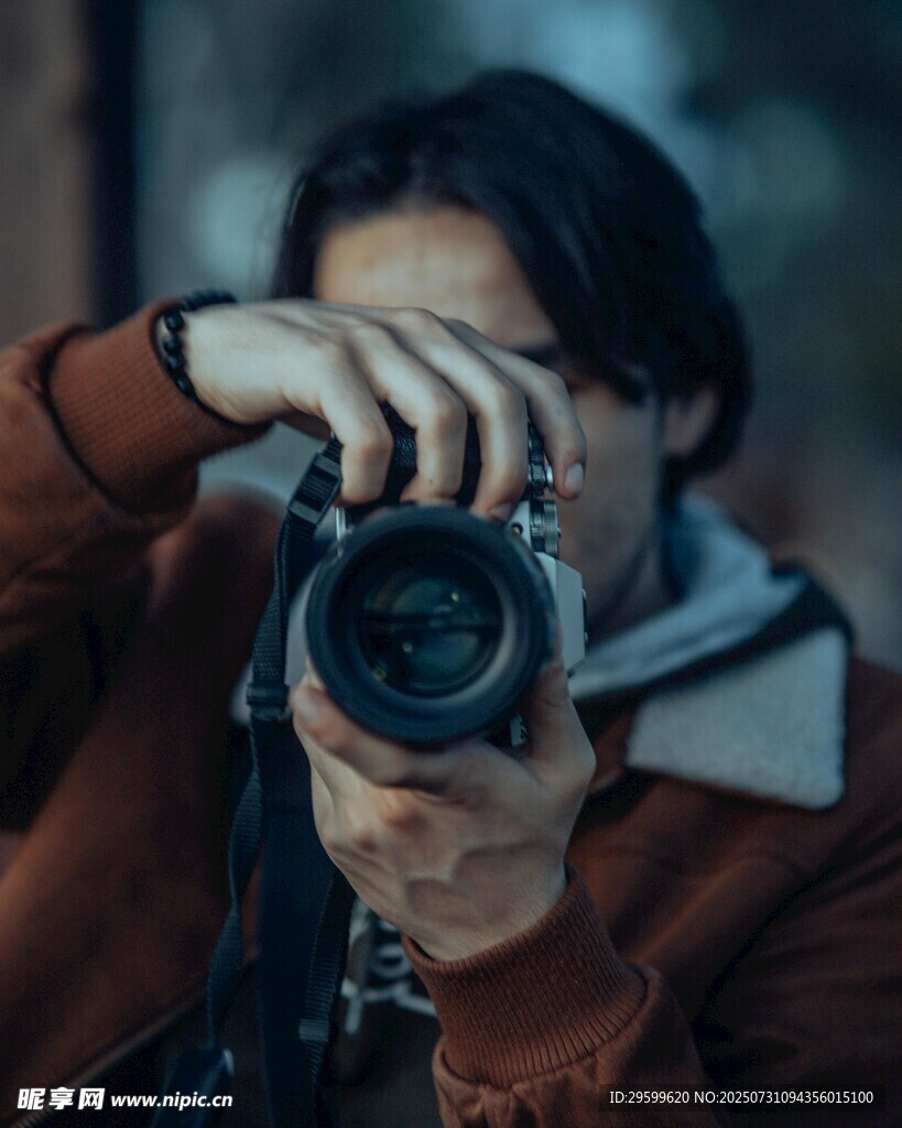 摄影师专注取景瞬间