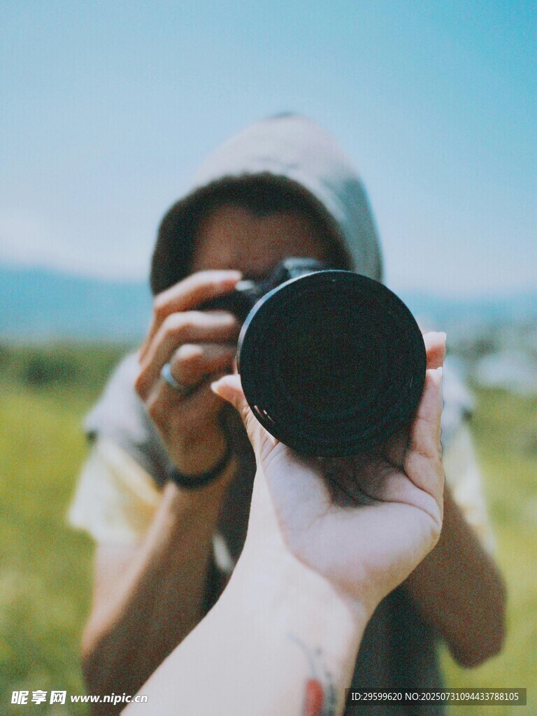 手持相机专注拍摄瞬间