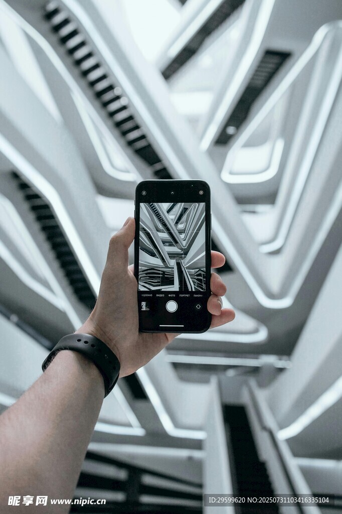手持手机展现独特空间画面