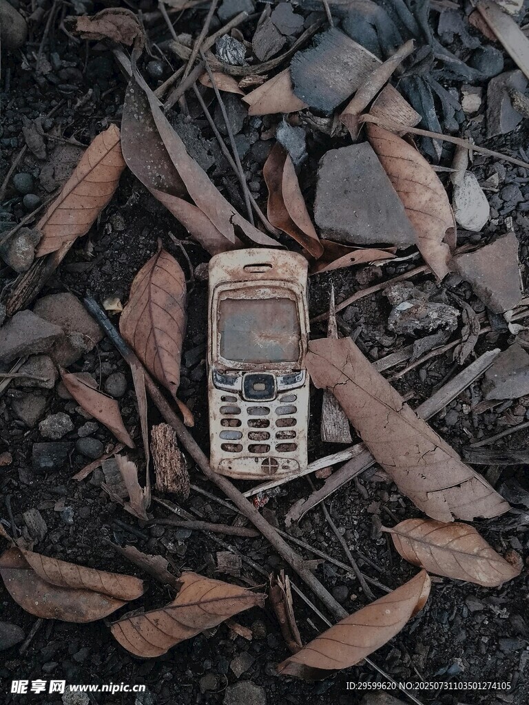 落叶中的老式按键手机