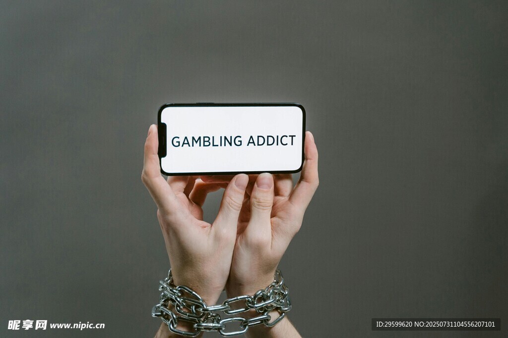 戴手铐者手持显示机密字样手机