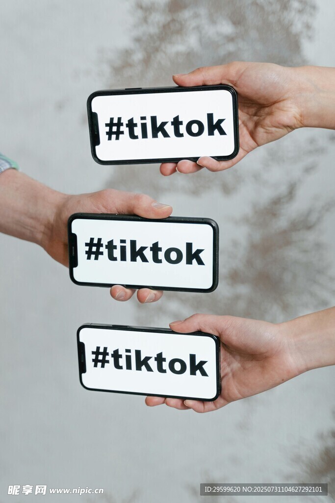 手举TikTok话题标签牌
