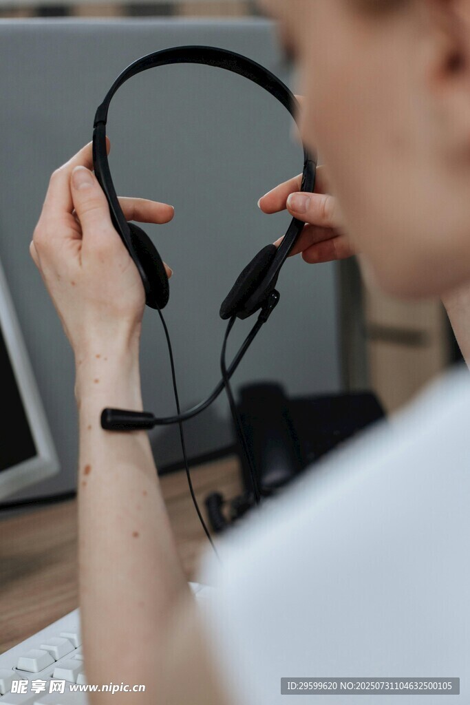 女性调整头戴式耳机