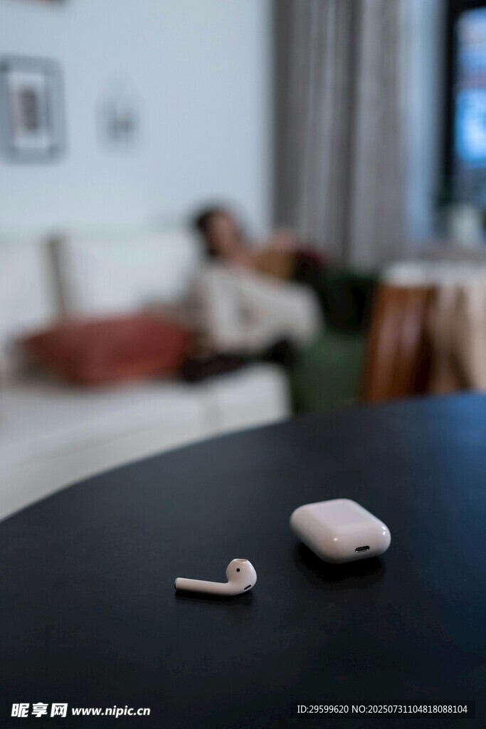 桌上的助听器与背景人物