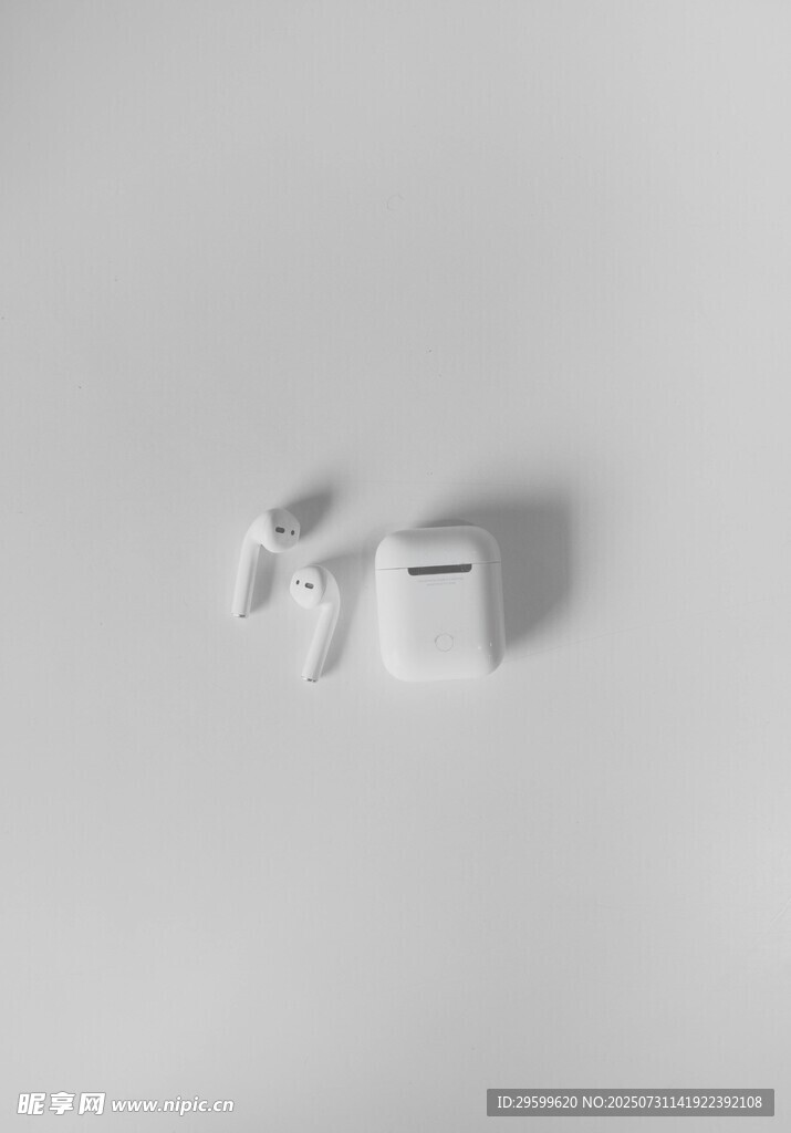 白色小巧物件特写