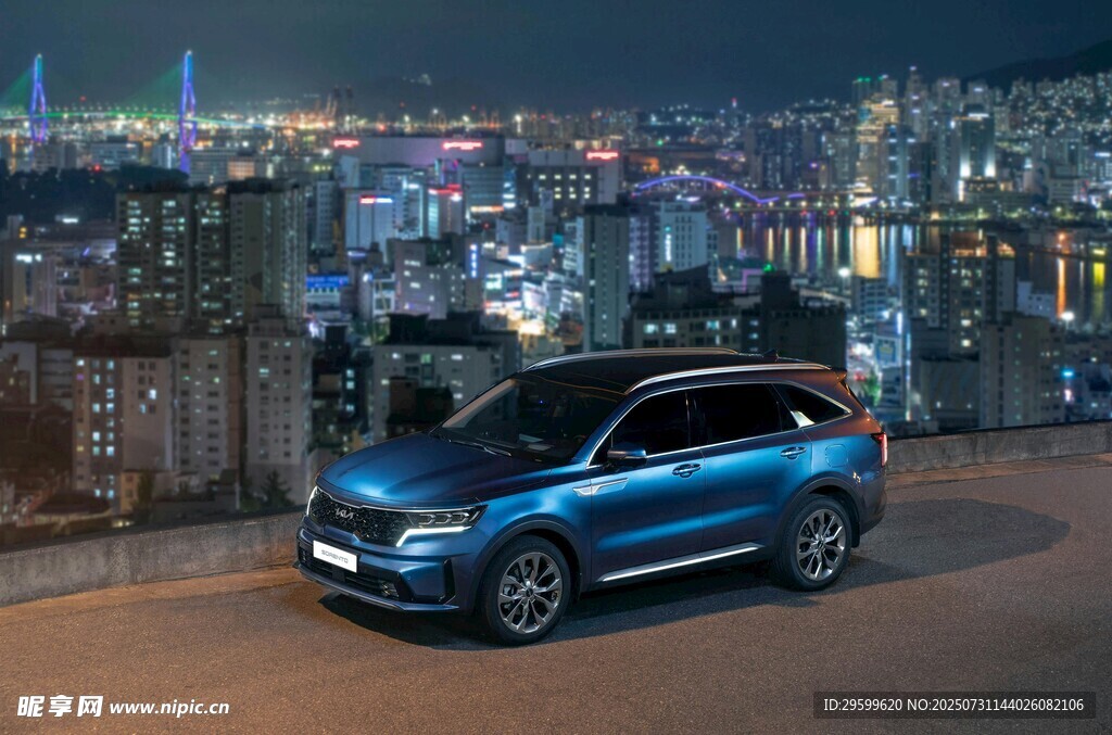 城市夜景中的蓝色炫酷SUV