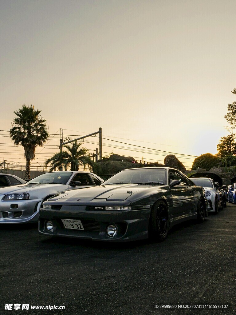 夕阳下的酷炫跑车队列
