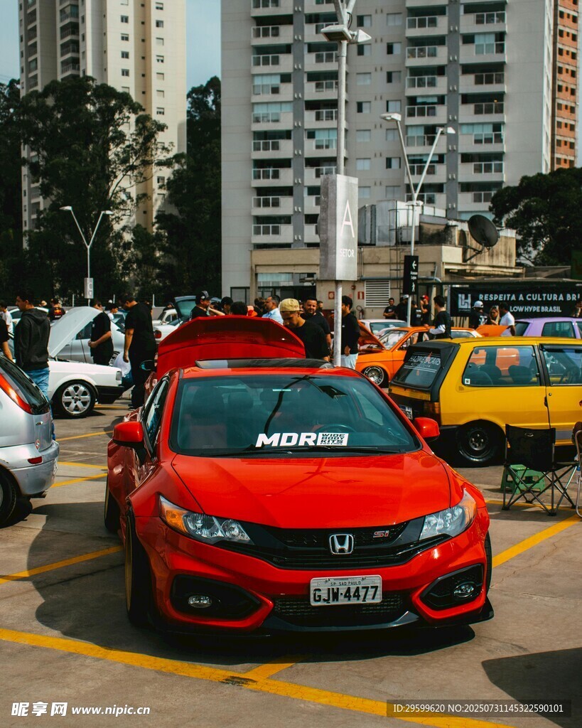街头停放的红色时尚轿车