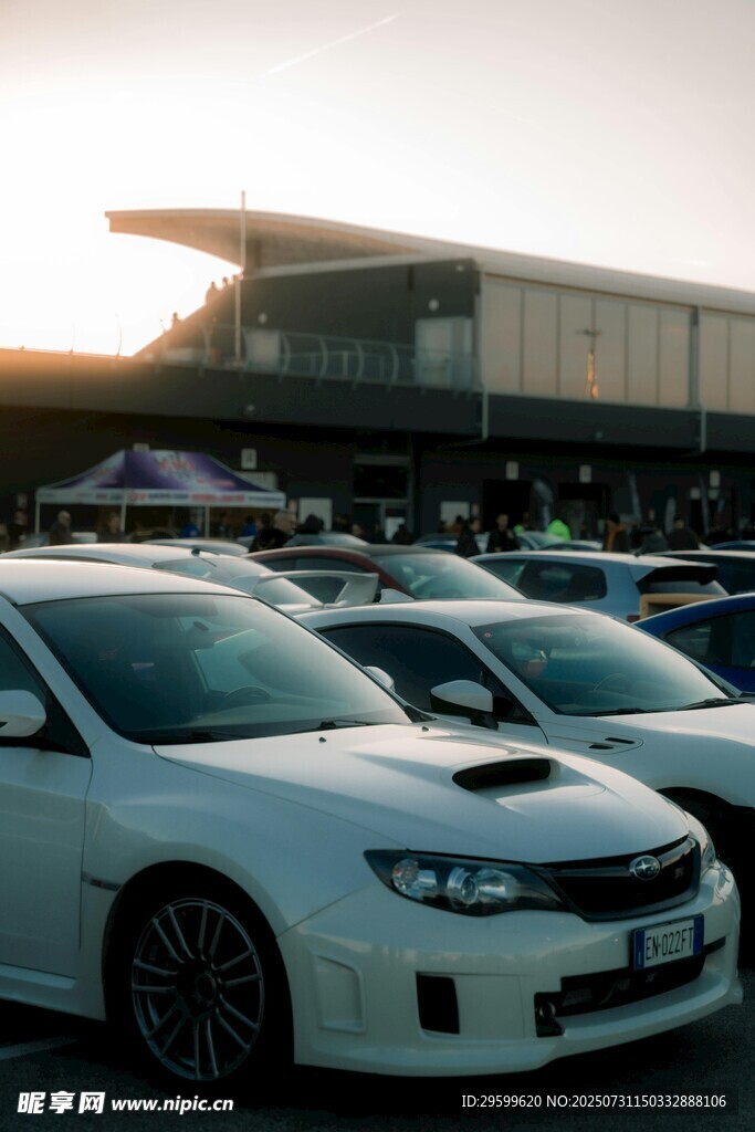 夕阳下停车场的白色汽车