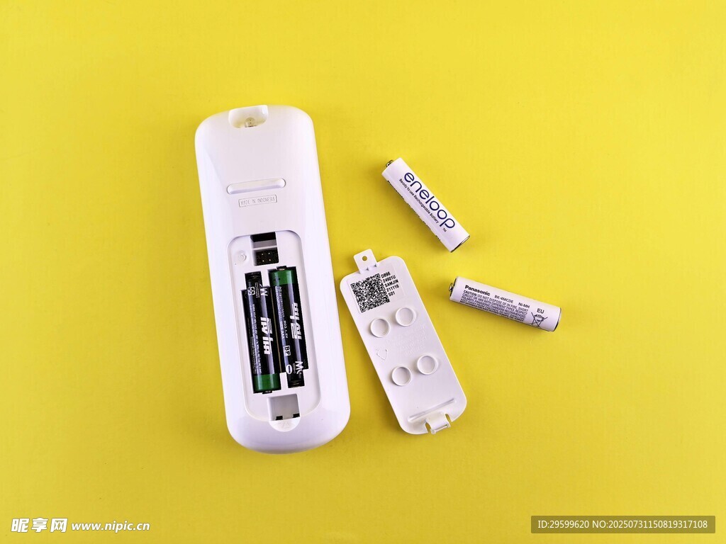 白色遥控器及电池摆放图