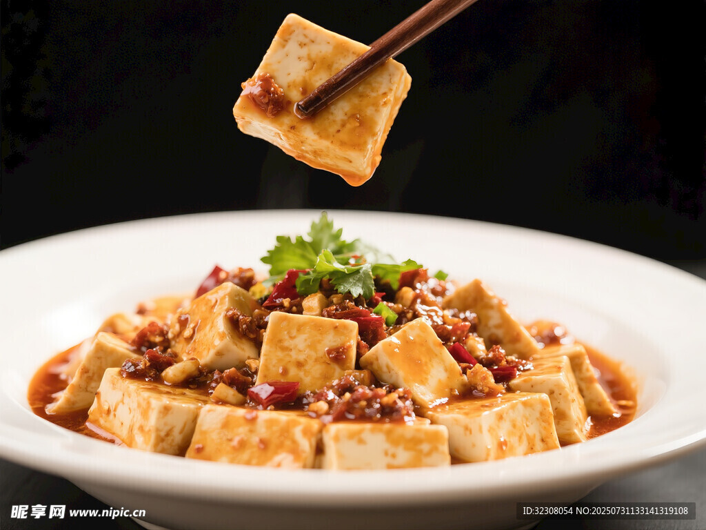 筷子夹起的美味麻婆豆腐