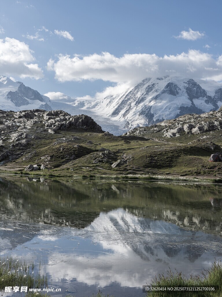 高山湖泊美景