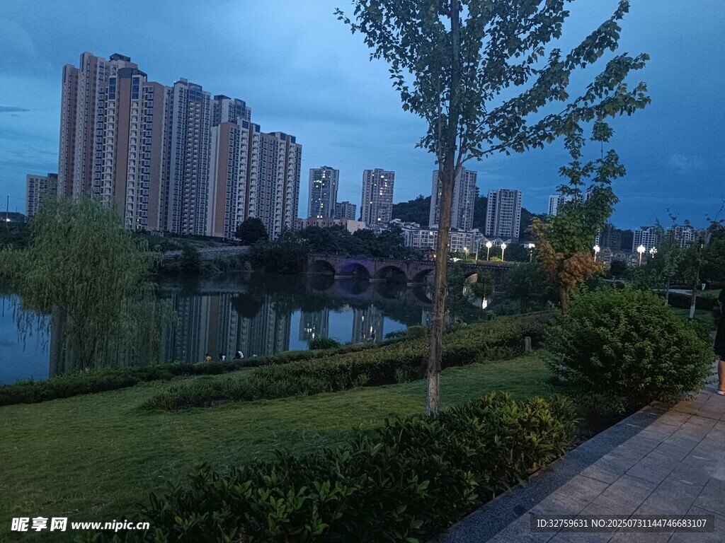 城市湖畔黄昏美景