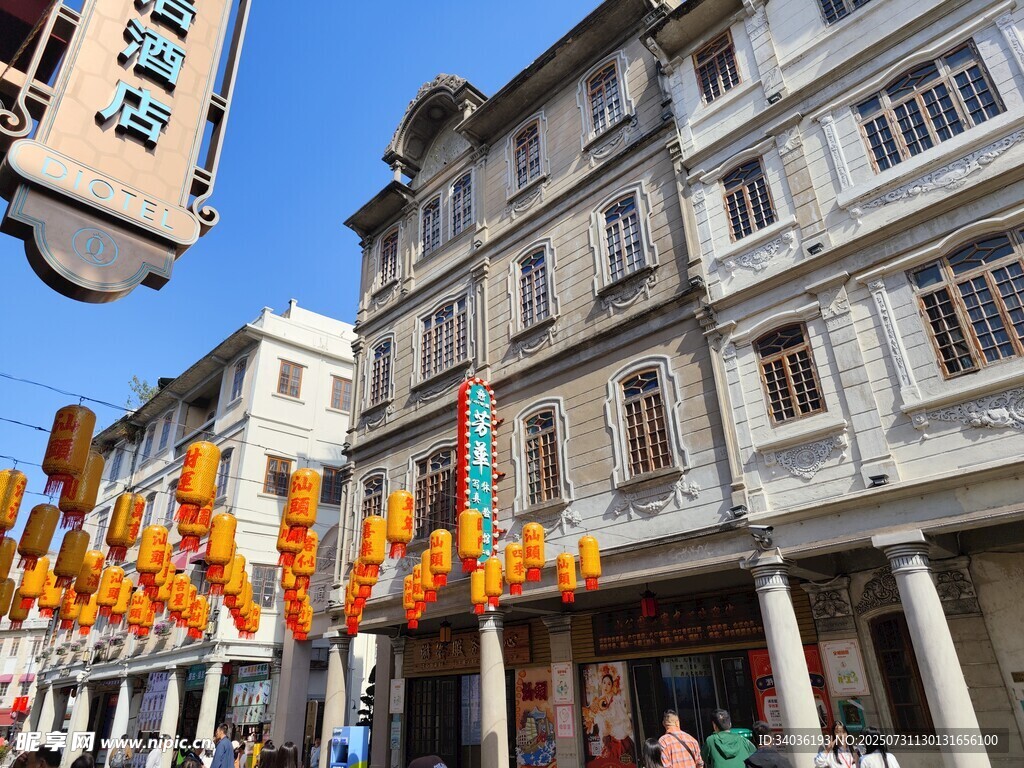 古街悬挂装饰营造热闹氛围