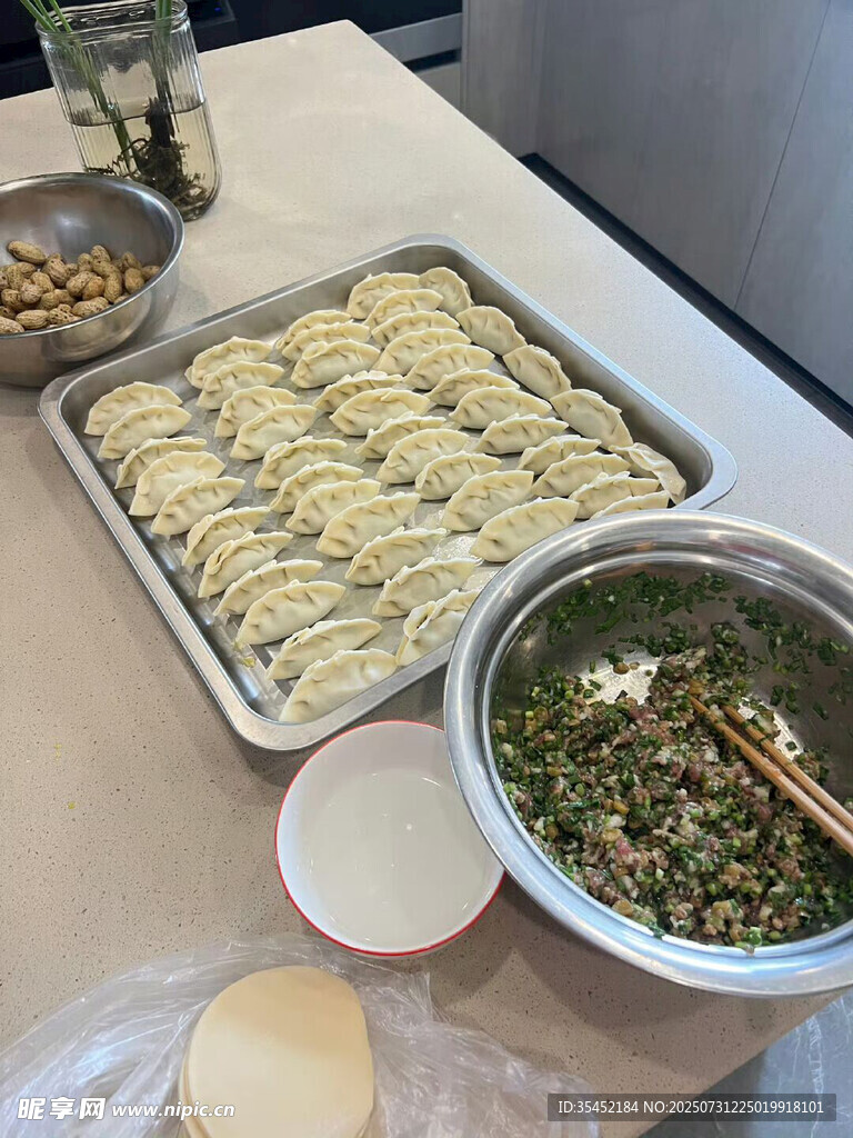 手工包饺子
