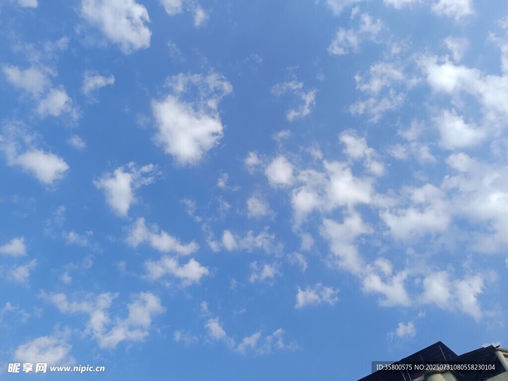 蓝天飘白云的美丽景象
