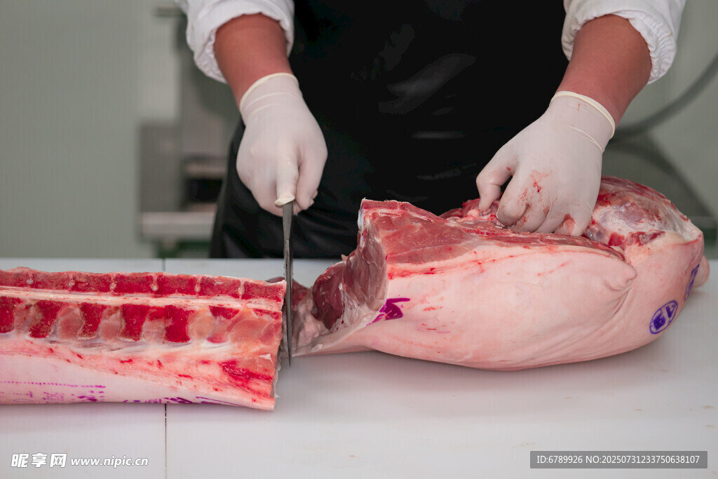 工人精细分割新鲜猪肉