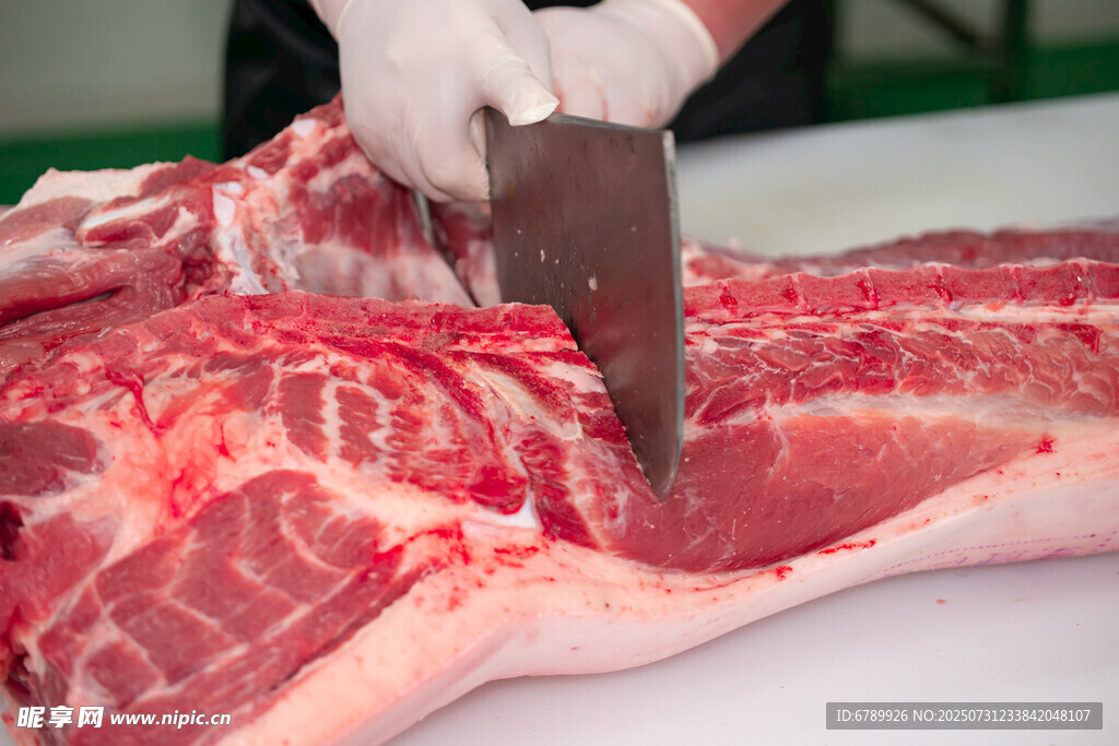 工人切割新鲜猪肉