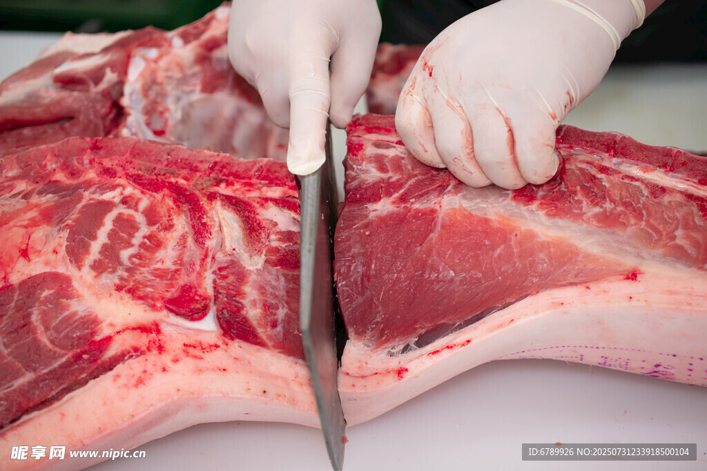 工人持刀分割新鲜猪肉