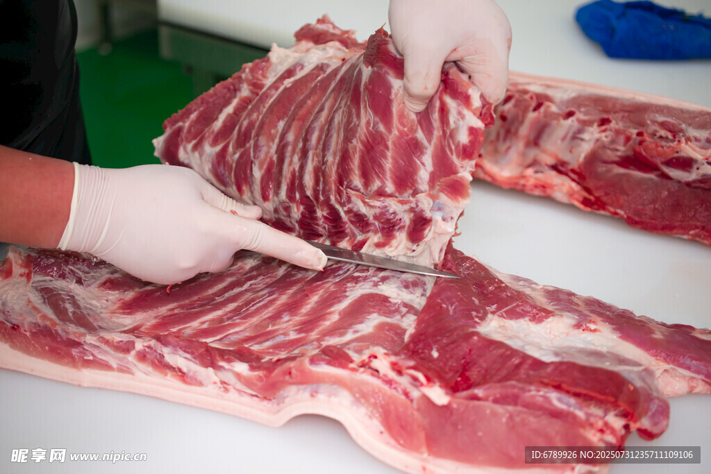 新鲜猪肉现场分割展示