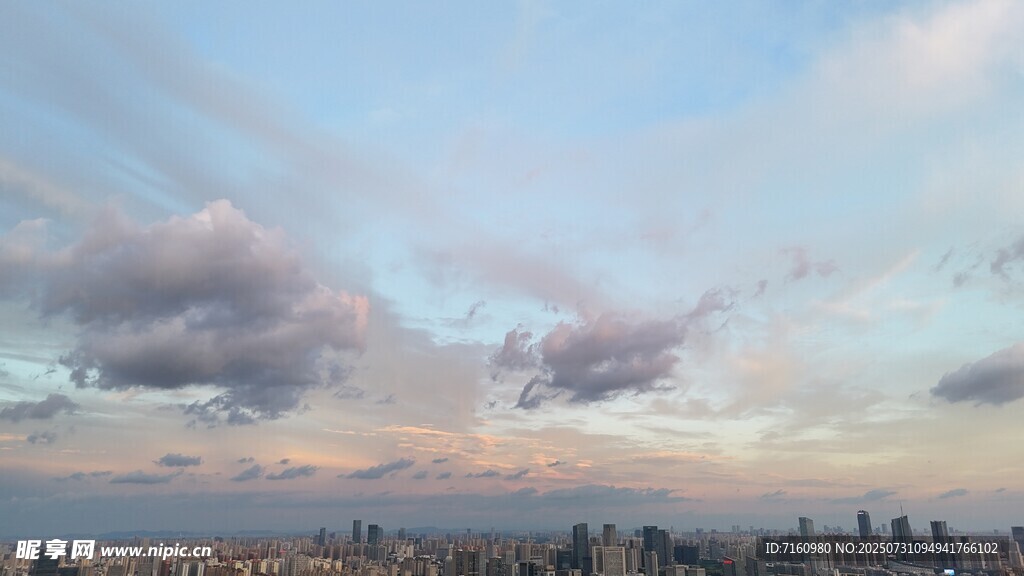 城市上空的梦幻云彩