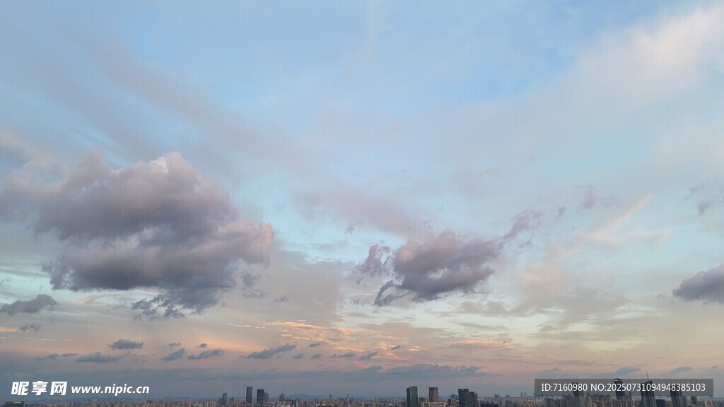 城市天际线的梦幻云彩